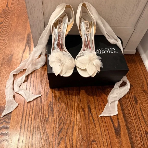 Badgley Mischka White flower heels - Picture 2 of 4